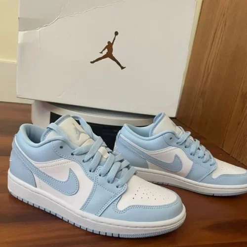 تصویر کتونی نایک جردن 1 لو یو ان سی مدل JORDAN 1 LOW UN